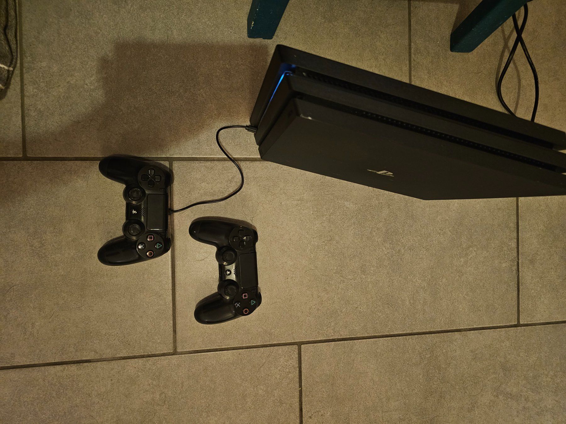 Sony Console: Console PlayStation 4 avec deux manettes et un cable d'alim – Usato da Veytaux venduto da HelvetiePixel 2