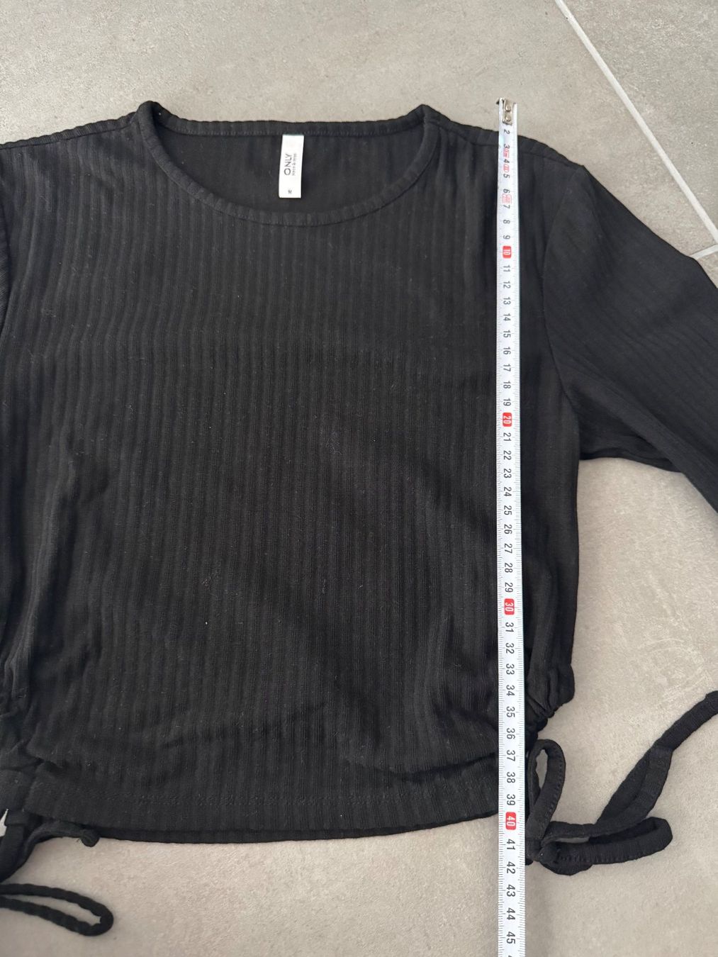 Only Maglioni & Felpe: ONLY Langarmshirt schwarz gerippt mit Bindebändern Grösse M – Usato da Frick venduto da Cirilla 8