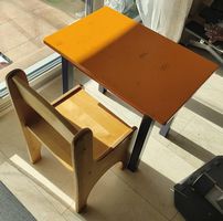 Kindertisch mit Stuhl