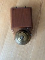 Antike Klingel mit Holzgehäuse
