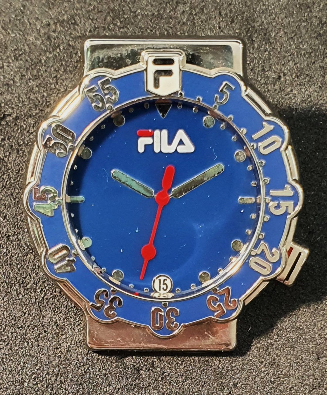 Placchette & Badge: Z107 - Pin Uhr FILA – Usato da Reinach BL venduto da Boston-Verkauf