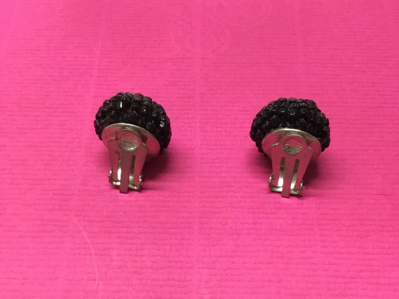 Orecchini pendenti & Orecchini a lobo: Schwarze Strass-Clip Ohrringe Vintage – Usato da Arch venduto da Hexenbesen17 1