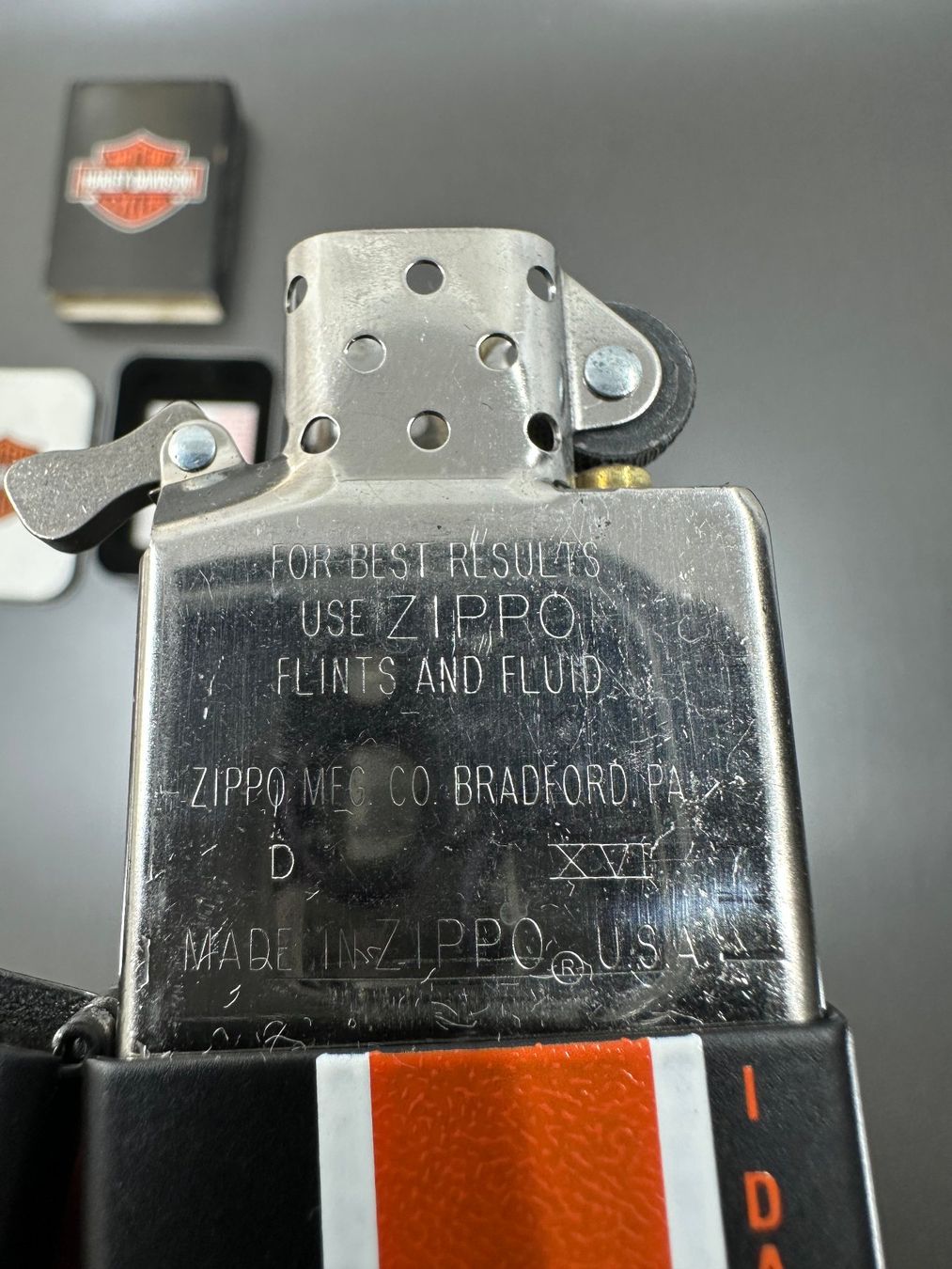 Zippo Accendini: Zippo Harley Davidson, Schwarz Orange Harley Stripe – Nuovo (secondo la descrizione) da Arisdorf venduto da Liquidus 6