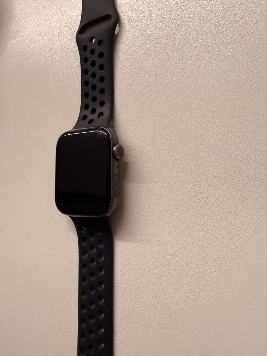 Apple Smartwatch: Apple Watch Series 5 - 44mm -Schwarz – Usato da Buchs SG venduto da Alpenseller 1