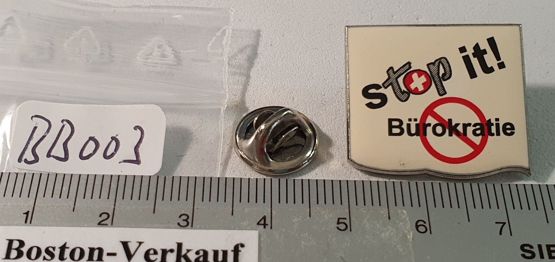 Placchette & Badge: BB003 - Pin stop it! Bürokratie – Usato da Reinach BL venduto da Boston-Verkauf 1