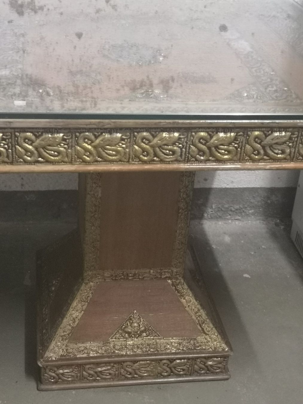 Tavoli: Indischer Tisch mit Glasplatte – Usato da Bern venduto da Yunkom 6