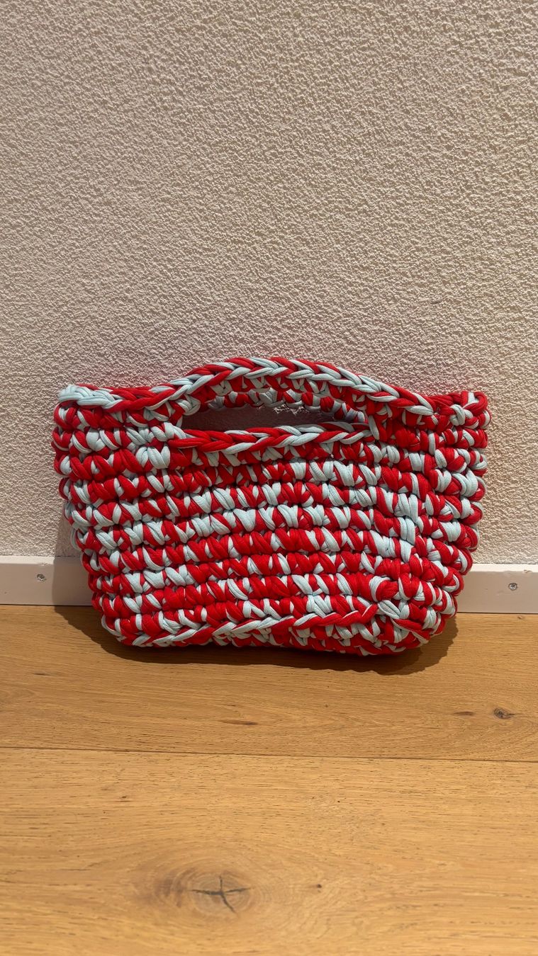 Borse da donna: Handtasche gehäkelt rot hellblau – Nuovo e nell'imballaggio originale da Uitikon Waldegg venduto da Thefateofophelia
