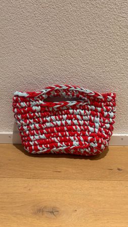 Handtasche gehäkelt rot hellblau