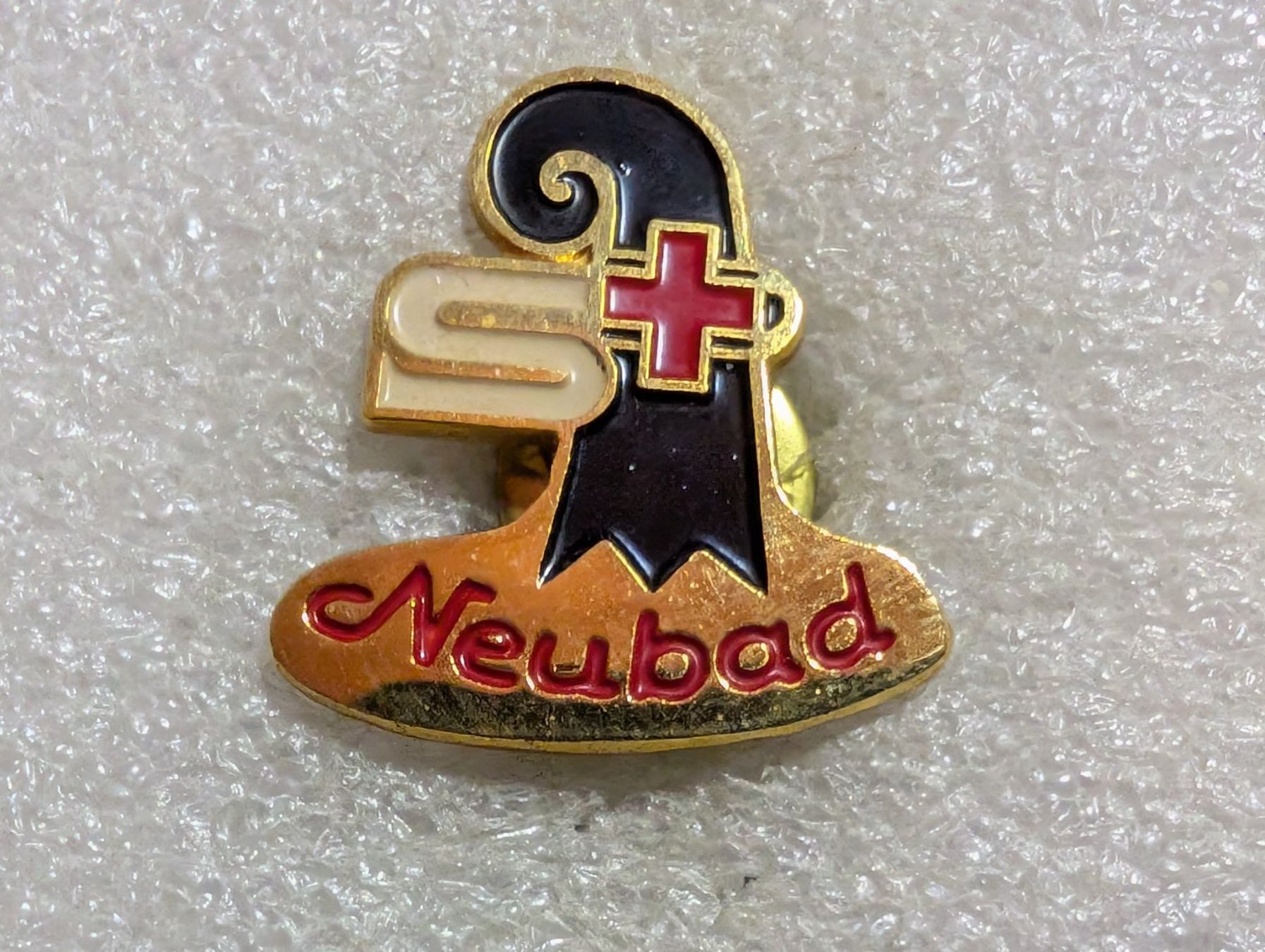 Plaketten & Abzeichen: Ansteckpin 156: Samariter Verein Neubad – Gebraucht aus Oppligen von Pin-Fall-Shop