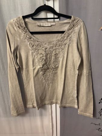 Haut beige manches longues avec dentelle brodée – Taille 36