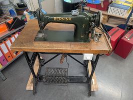 Antike Nähmaschine BERNINA 216 mit Tisch und Fusspedal