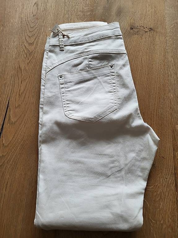 Pantaloni: Pantalon femme – Usato da Ecuvillens venduto da loloall 3
