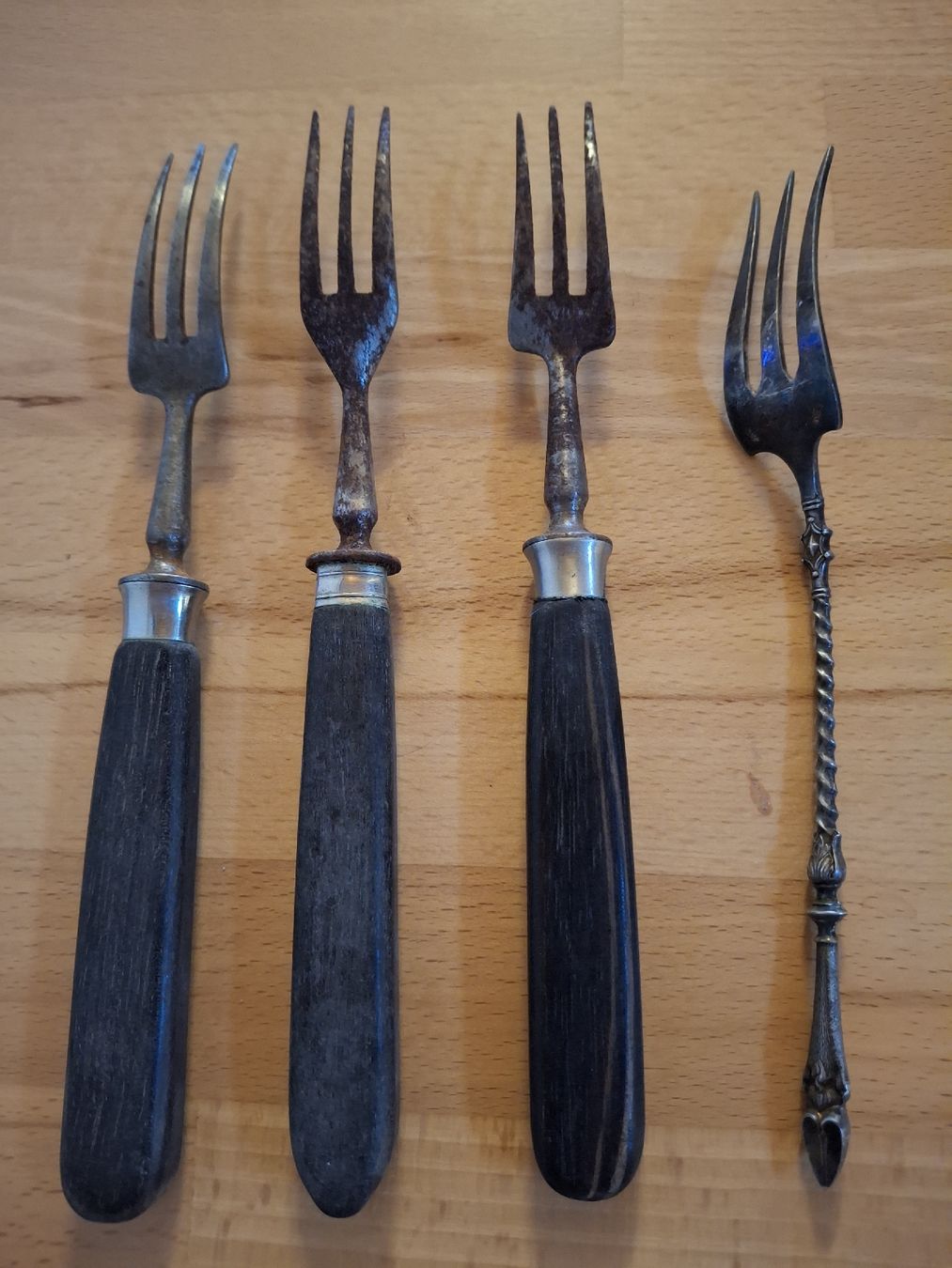 Set di posate: Vintage - 4 Gabeln mit Patina – Usato da Zürich venduto da wildflower26 1