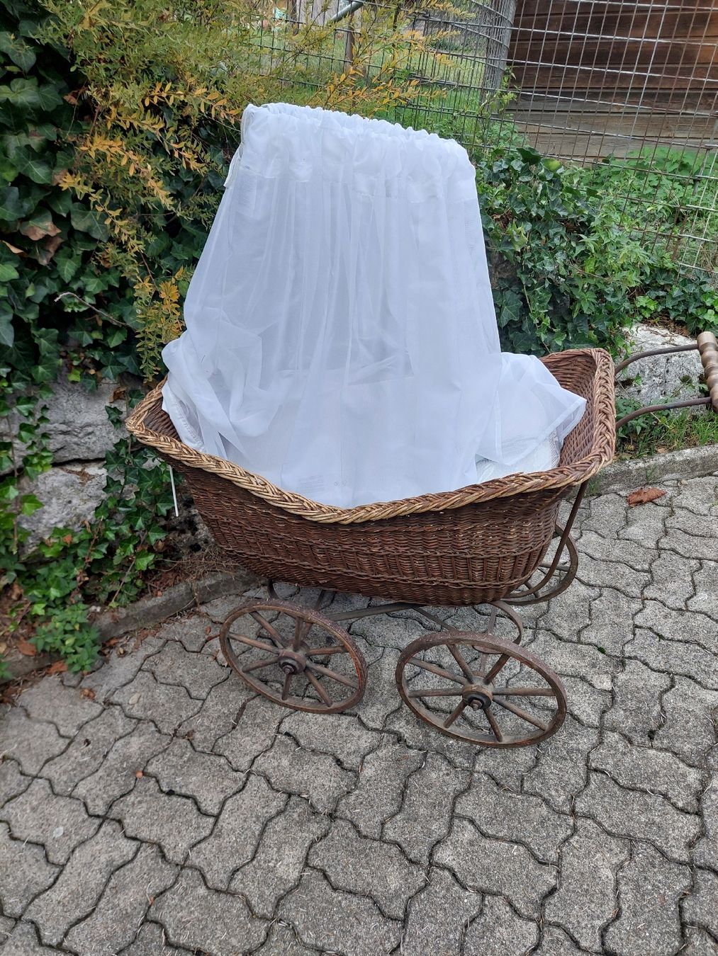 Culle: Stubenwagen Kinderwagen Antik – Usato da Höri venduto da Zebi49 2