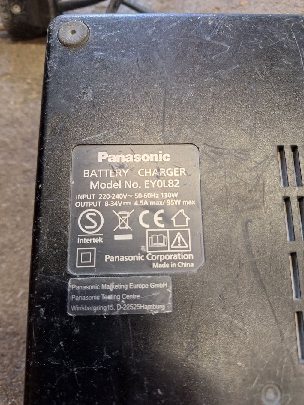 Panasonic Caricatori & Batterie: Panasonic ladegerät 10,8V-28,8V – Usato da Thierachern venduto da carpenter1602 1