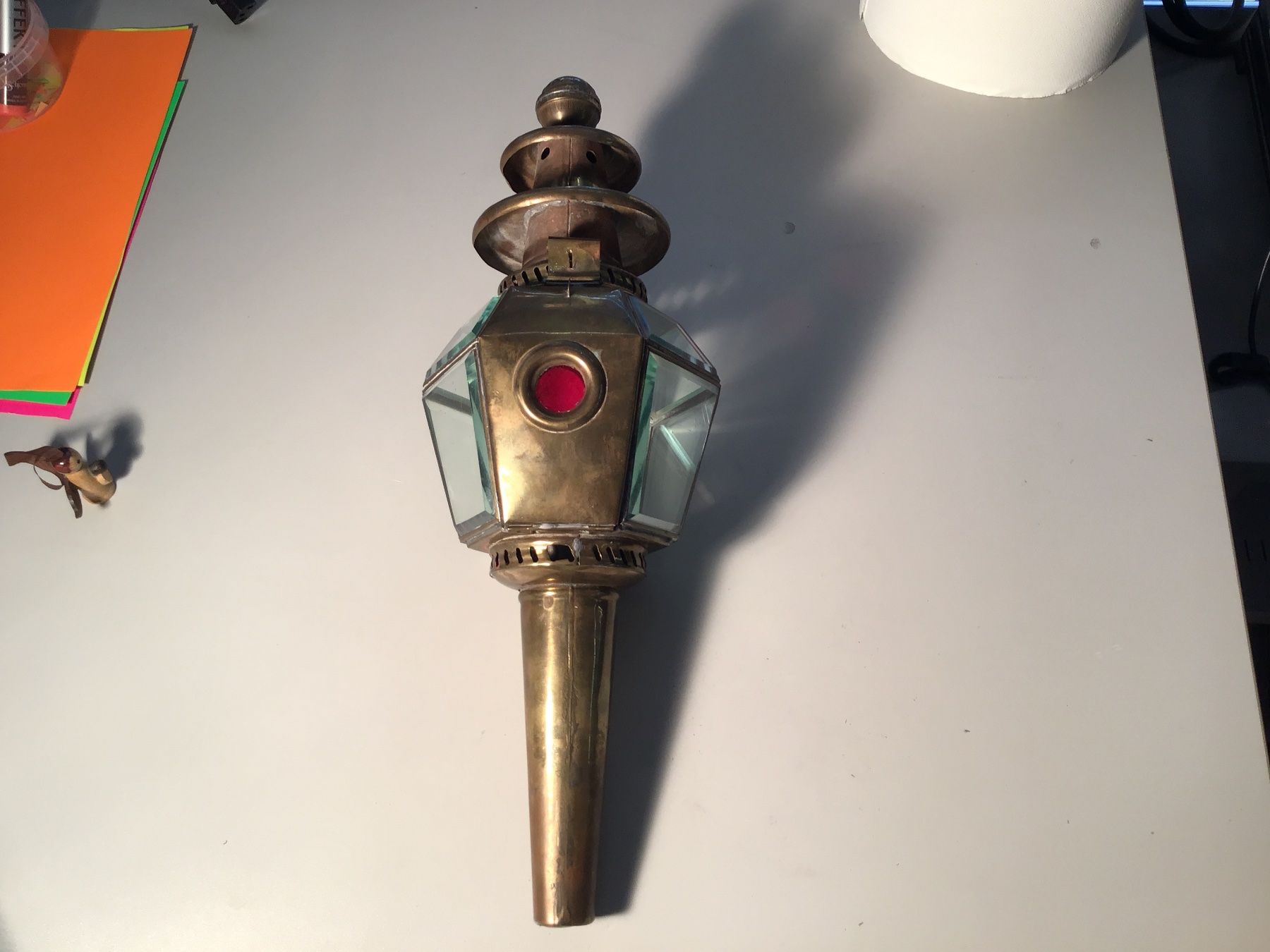 Lampes anciennes: Antike Messinglaterne mit Glas, rote Linse, ca. 45cm – D'occasion à Dübendorf par sdbu-frappant