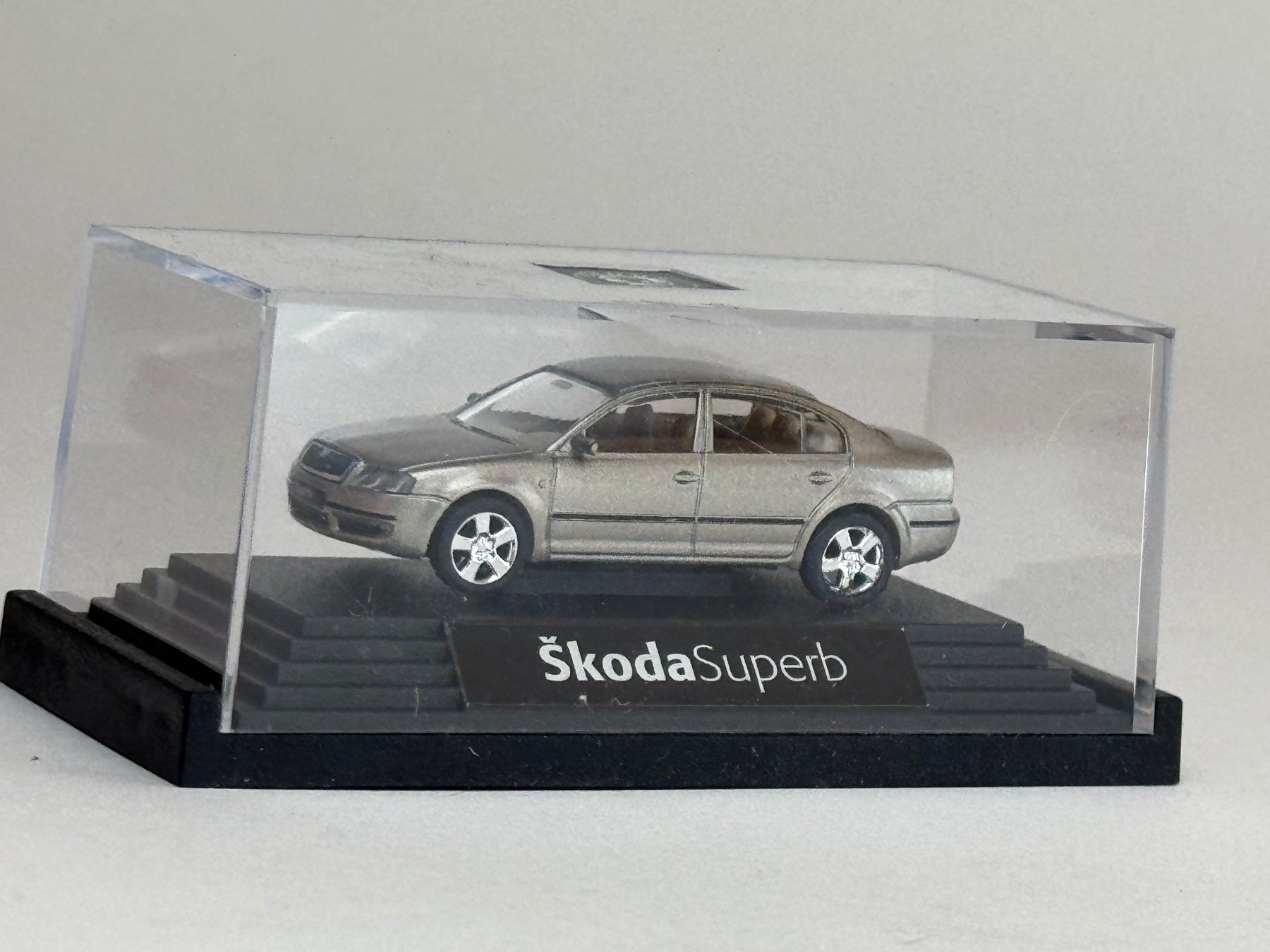 Skoda Modellini d'auto: CH- Kaden Skoda Superb silbern – Usato da Elm venduto da Wikmtz