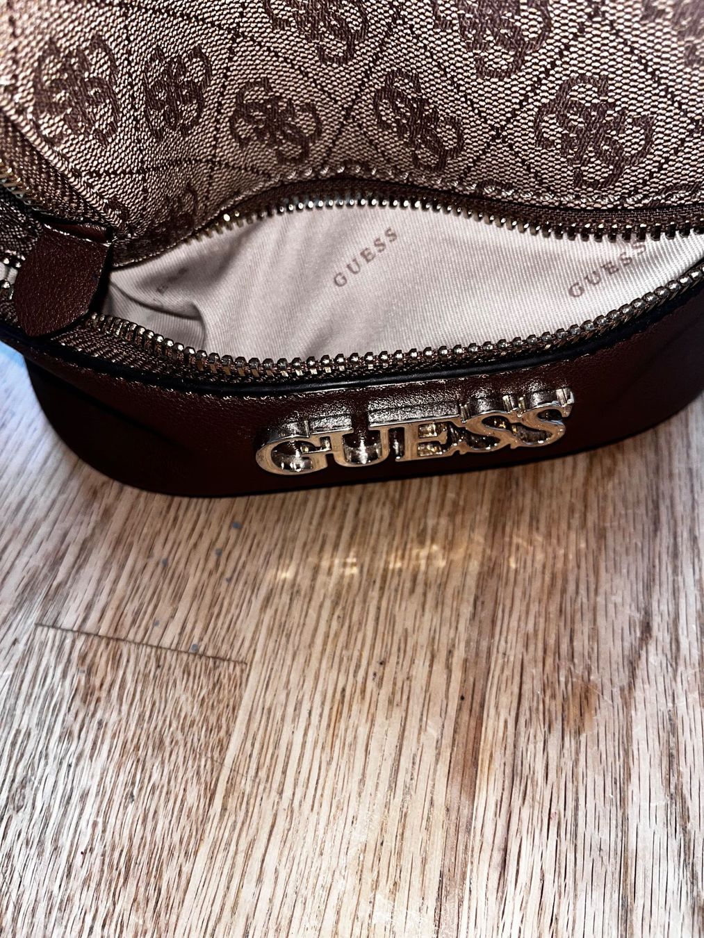Guess Zaini: Guess Rucksack mit passender Guess Kappe_alles original_Top – Usato da Zürich venduto da Sammler777 6