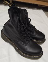 Neue Original Dr. Martens Boots aus schwarzem Leder.
