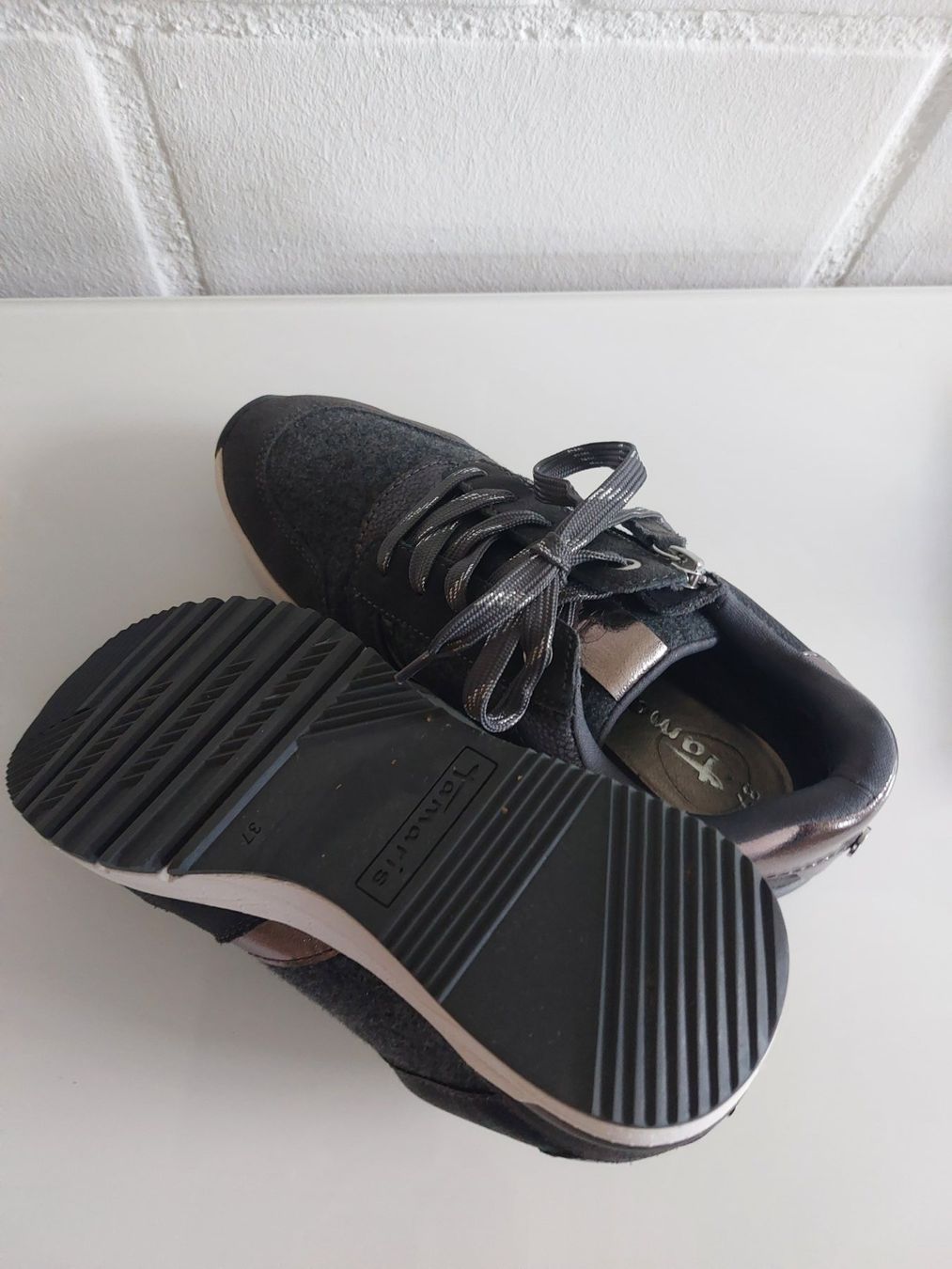 Tamaris Scarpe da donna: Sneaker Tamaris grises gr 37 – Usato da Delémont venduto da Petitlutin