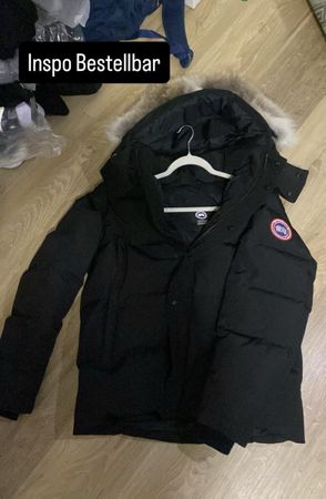 Canada Goose Winterjacke schwarz mit Kapuze und Pelz