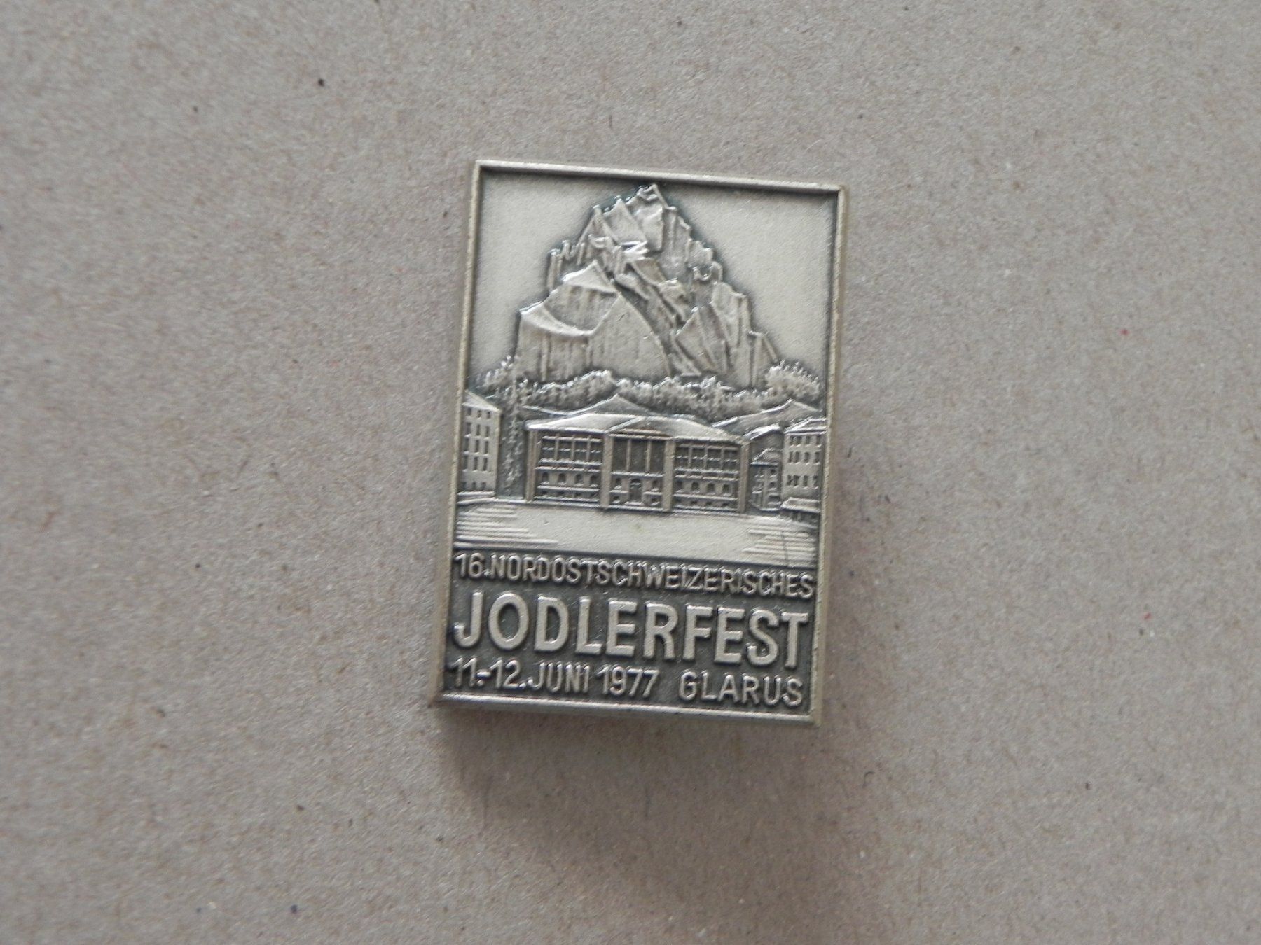 Broschen & Nadeln: Abzeichen Glarus GL Jodlerfest 1977 – Gebraucht aus Siebnen von krimsie