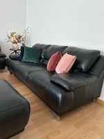 Schwarze Ledersofas mit Hocker – Sehr gepflegt