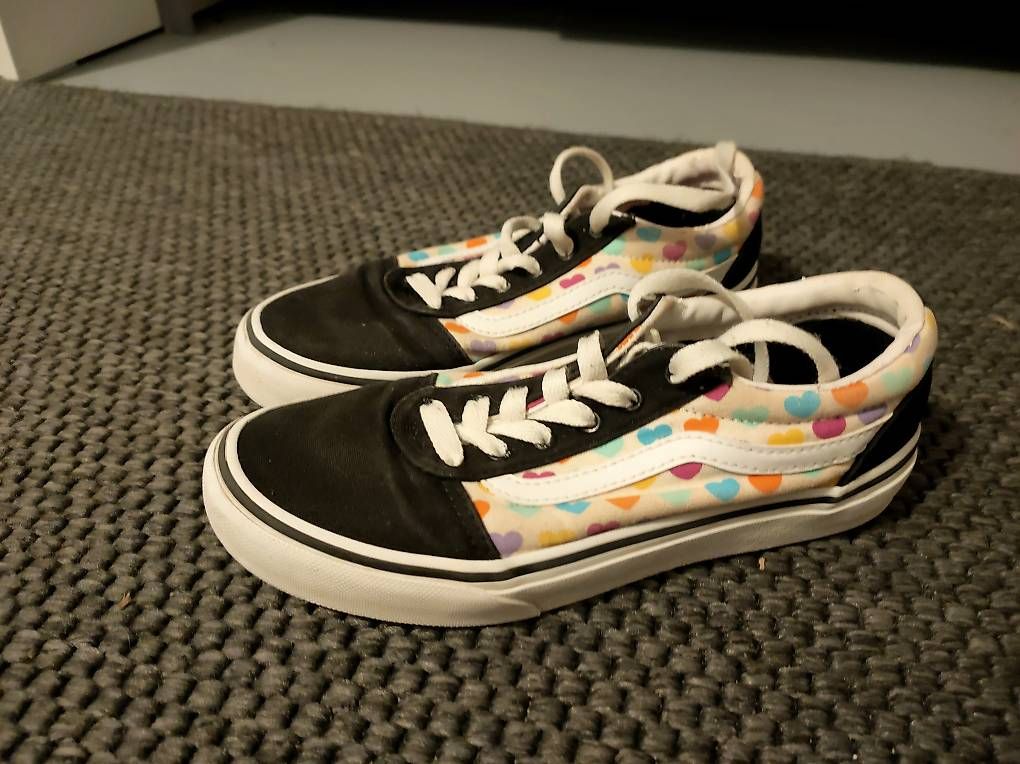 Scarpe per ragazze: Vans mit Herzchen Gr. 34 – Usato da Ennetaach venduto da Sigrist
