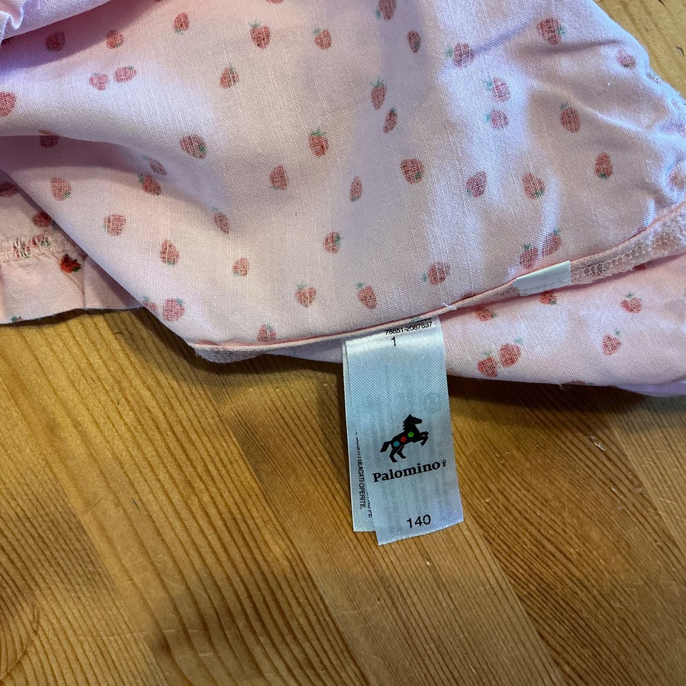 C&A Camicette, T-shirt & Top: Leichte Sommer-Bluse mit Erdbeerenprint,  Gr. 140 – Usato da Aesch BL venduto da Fortexx 3