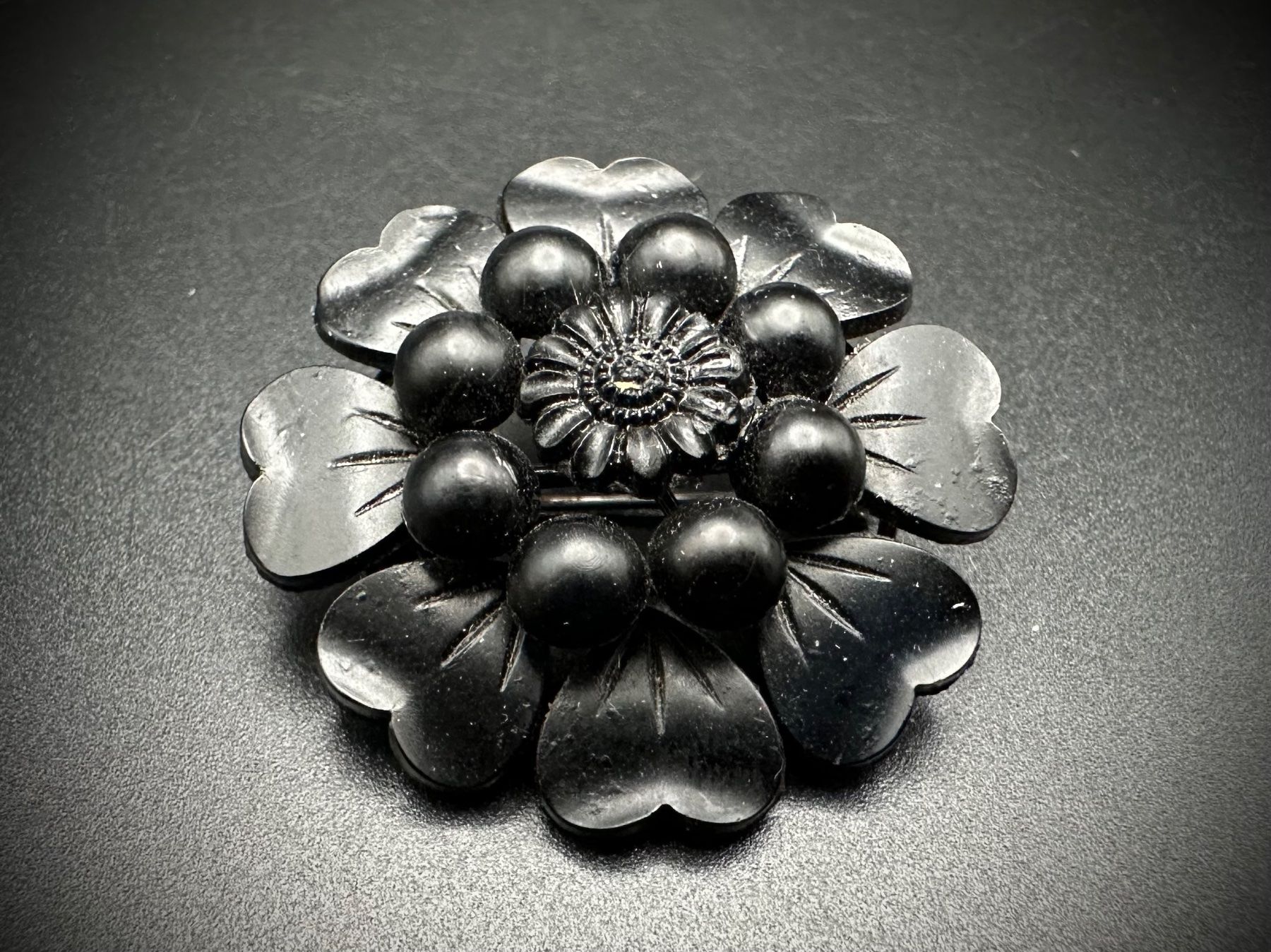 Spille & Fermagli: Schöne Brosche mit Blume, schwarz, Vintage. – Usato da Lamone venduto da LaCantinaMagica 1
