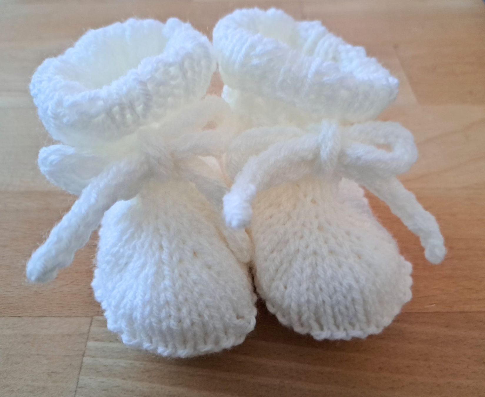 Socken für Kinder: Handgestrickte Babyschuhe / Babyschühchen, Wolle, Weiss – Neu (gemäss Beschreibung) aus Waldenburg von Sysilu