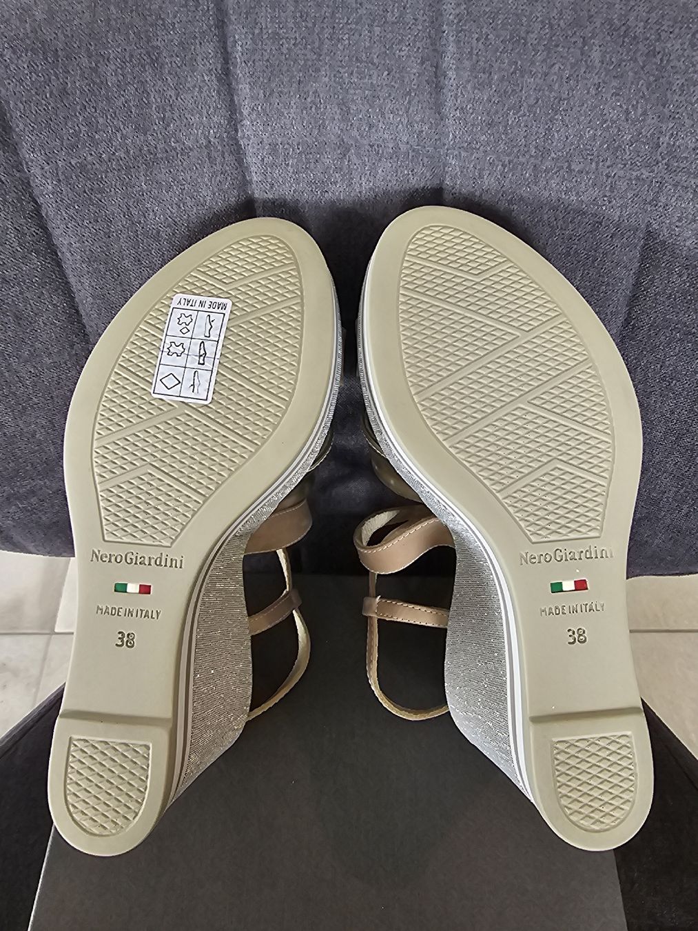 Scarpe da donna: Sandales Neuves "Nero Giardini" dorées/Beiges/Compensées – Nuovo e nell'imballaggio originale da Basel venduto da Paloma6261 5