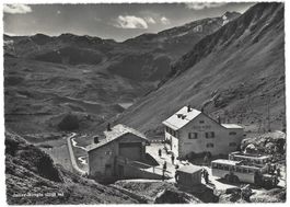 Julier-Hospiz (2244  m) - belebt; 2 oben offenen Postautos