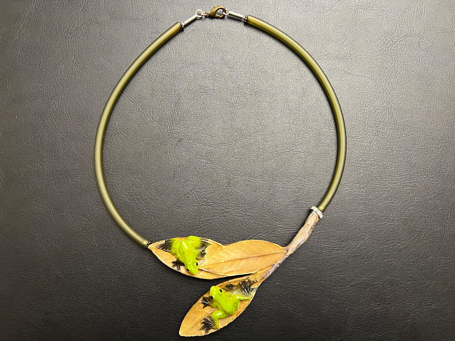 Ketten: Collier mit Fröschen – Gebraucht aus Thalheim AG von Cox-51