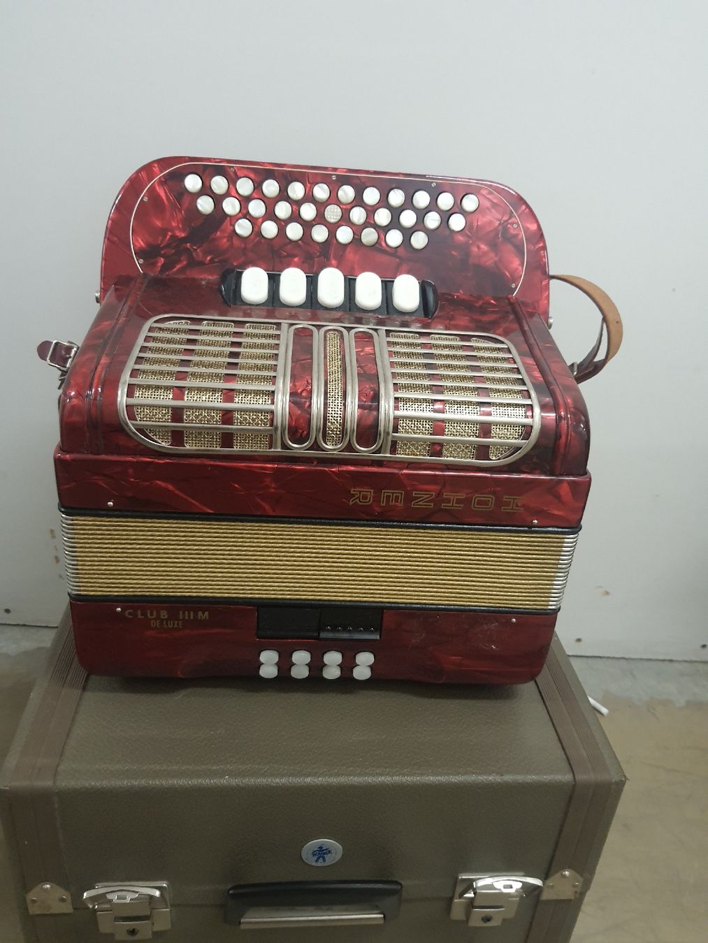 Hohner Musikinstrumente: accordéon hohner 3 voix avec coffre  – Gebraucht aus Pont-de-la-Morge von Mirabelle0 2