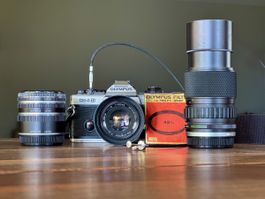 Olympus OM-4 Ti Kamera mit Zubehör und Objektiven
