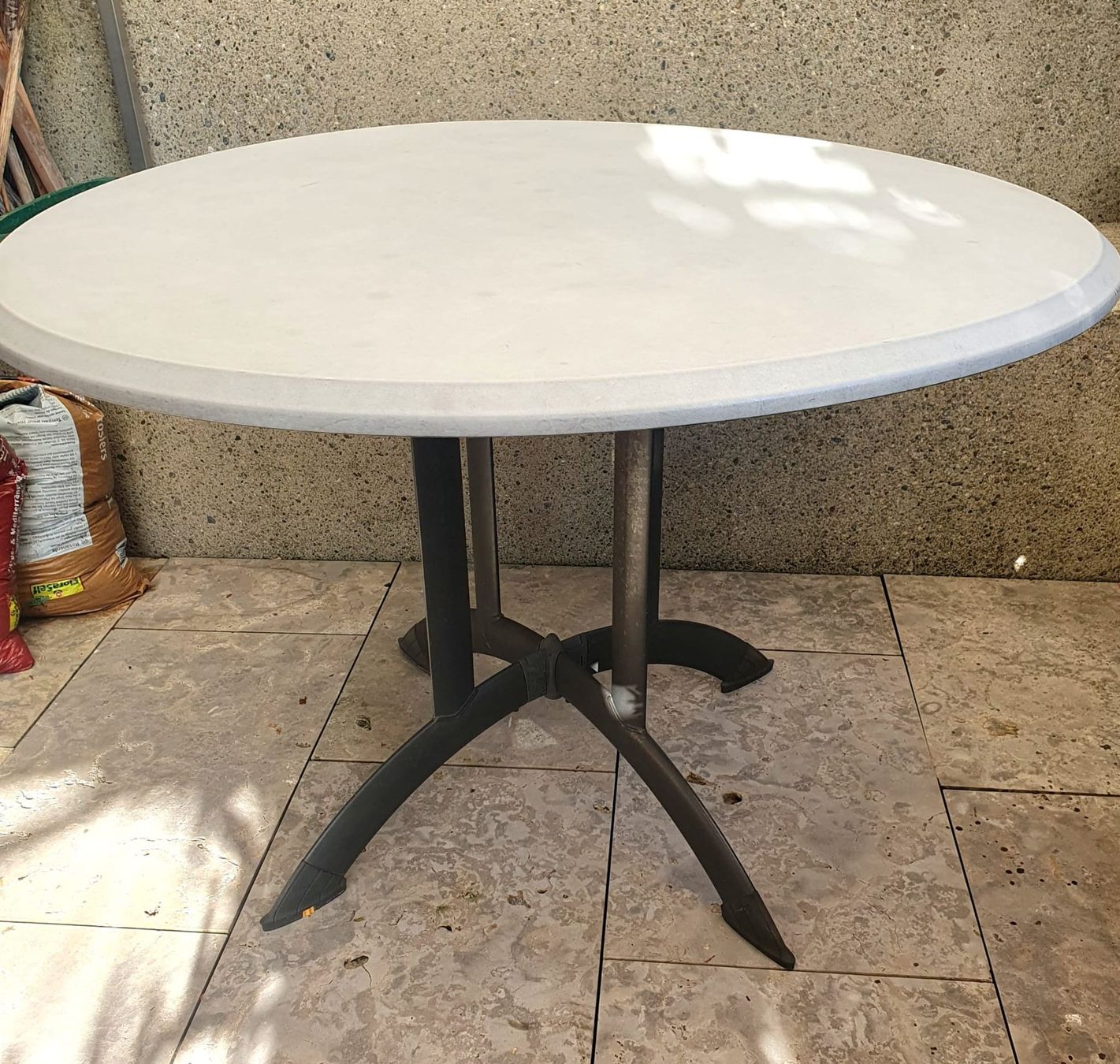 Tables: Gartentisch rund abklappbar anthrazit/hellgrau D104cm – D'occasion à Altendorf par claus08
