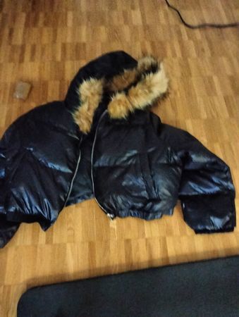 Schwarze Winterjacke mit Fellkapuze, Gr. M