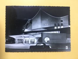 Berlin Nachtaufnahme Oldtimer Auto vor der Philharmonie