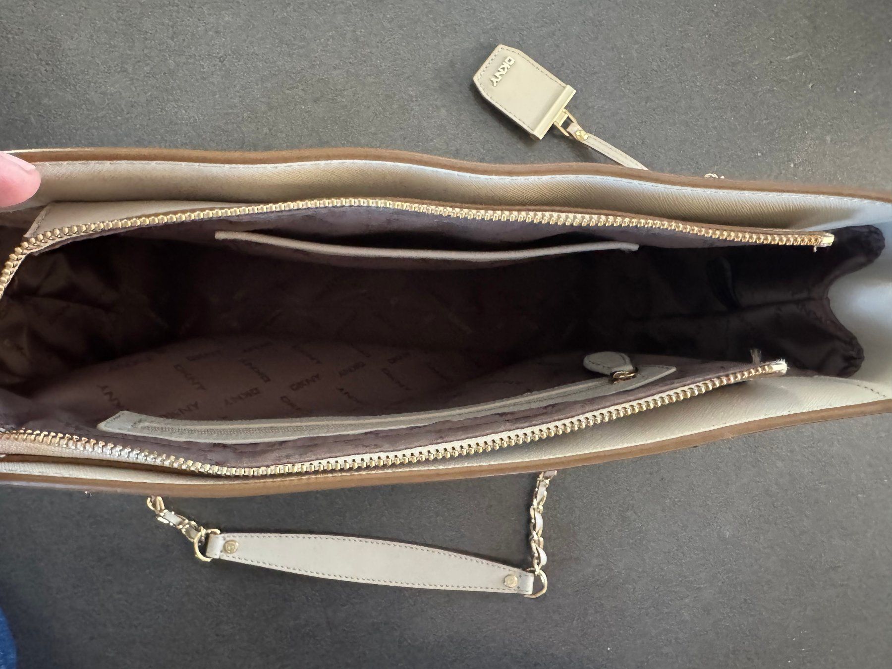 DKNY Borse: DKNY Structured Totebag Schultertasche beige/creme – Usato da Fribourg venduto da tschjoly 8