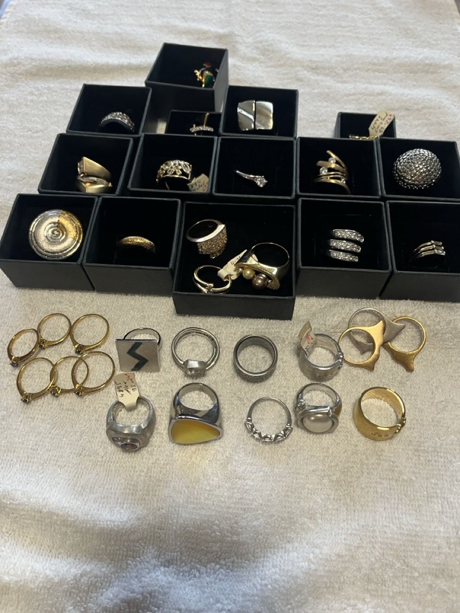 Altri gioielli: Lots de 50 bijoux – Nuovo (secondo la descrizione) da Noville venduto da Berlusconi55