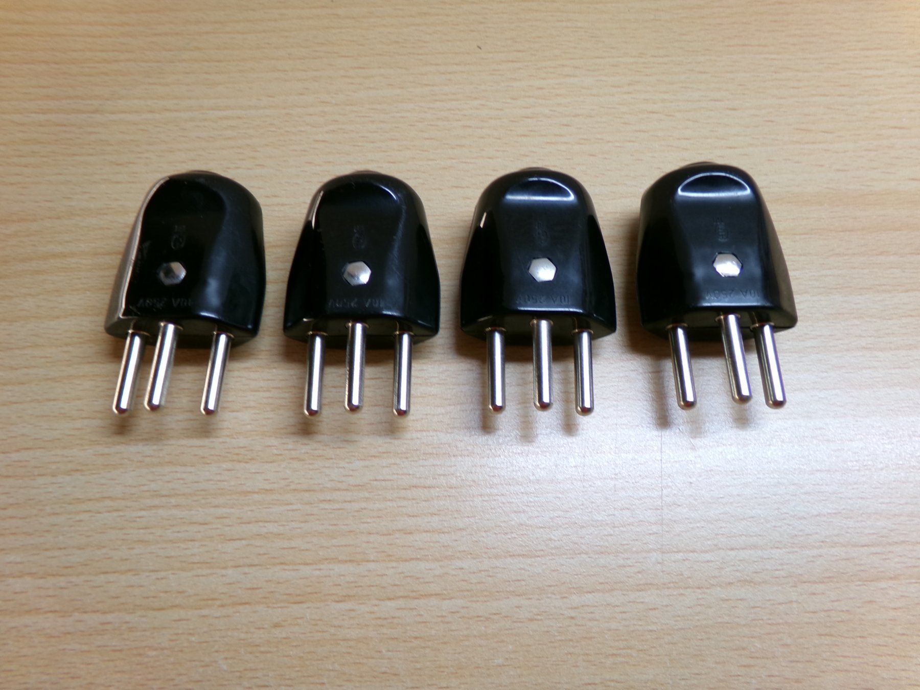 Fiches d'alim.: 4 Stecker Typ12 schwarz – D'occasion à Hombrechtikon par Maloev17 2