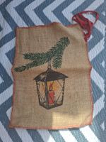 Sack mit Weihnachtsdeko Laterne und Tannenzweig