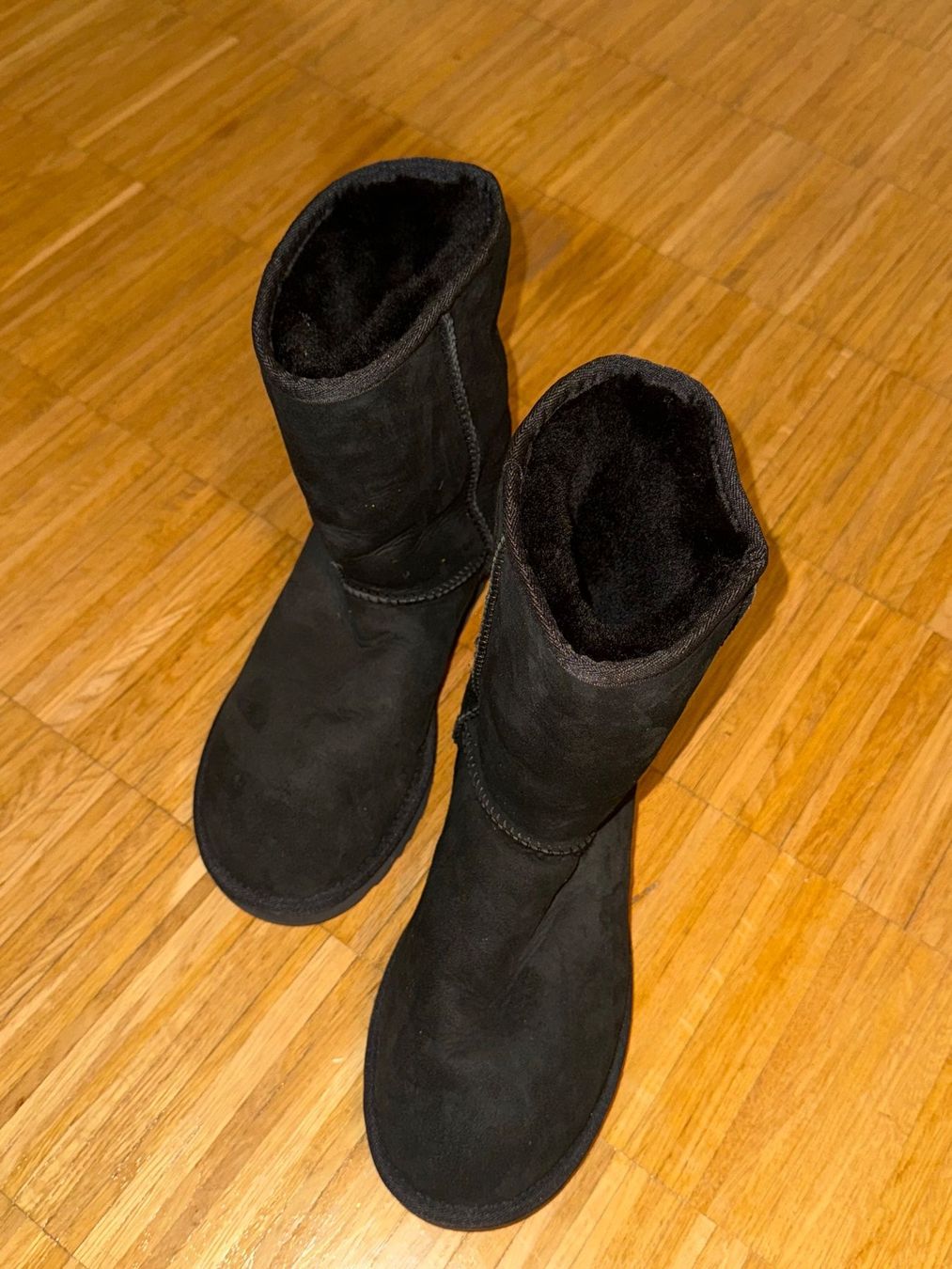Scarpe da donna: Boots Classic, Schwarz, Gr. 38 - Warm durch den Winter! – Nuovo e nell'imballaggio originale da Zürich venduto da SEDRAEN