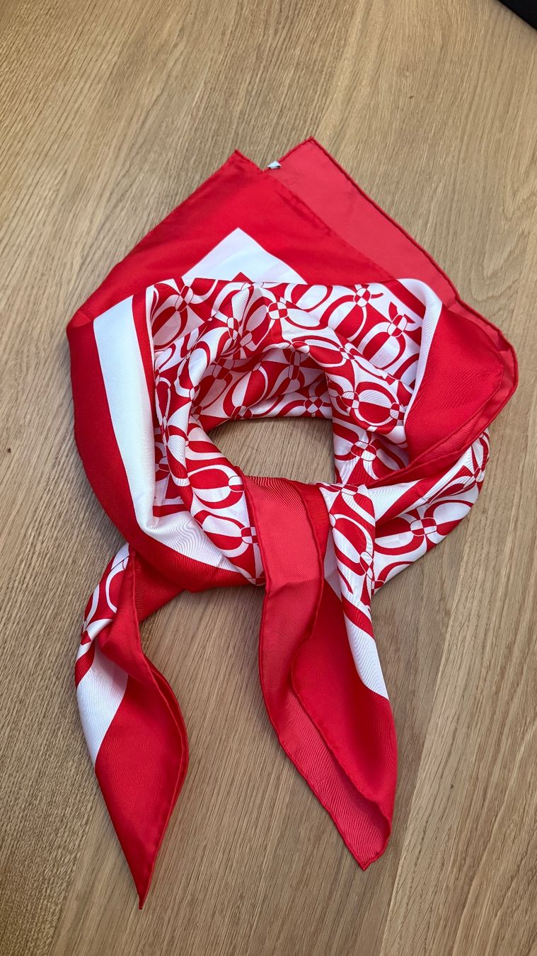 Max Mara Foulards, Tücher & Schals: Original Max Mara Seidentuch Valentino Red Fabric – Neu und originalverpackt aus Faulensee von Liebes_Kind_2019