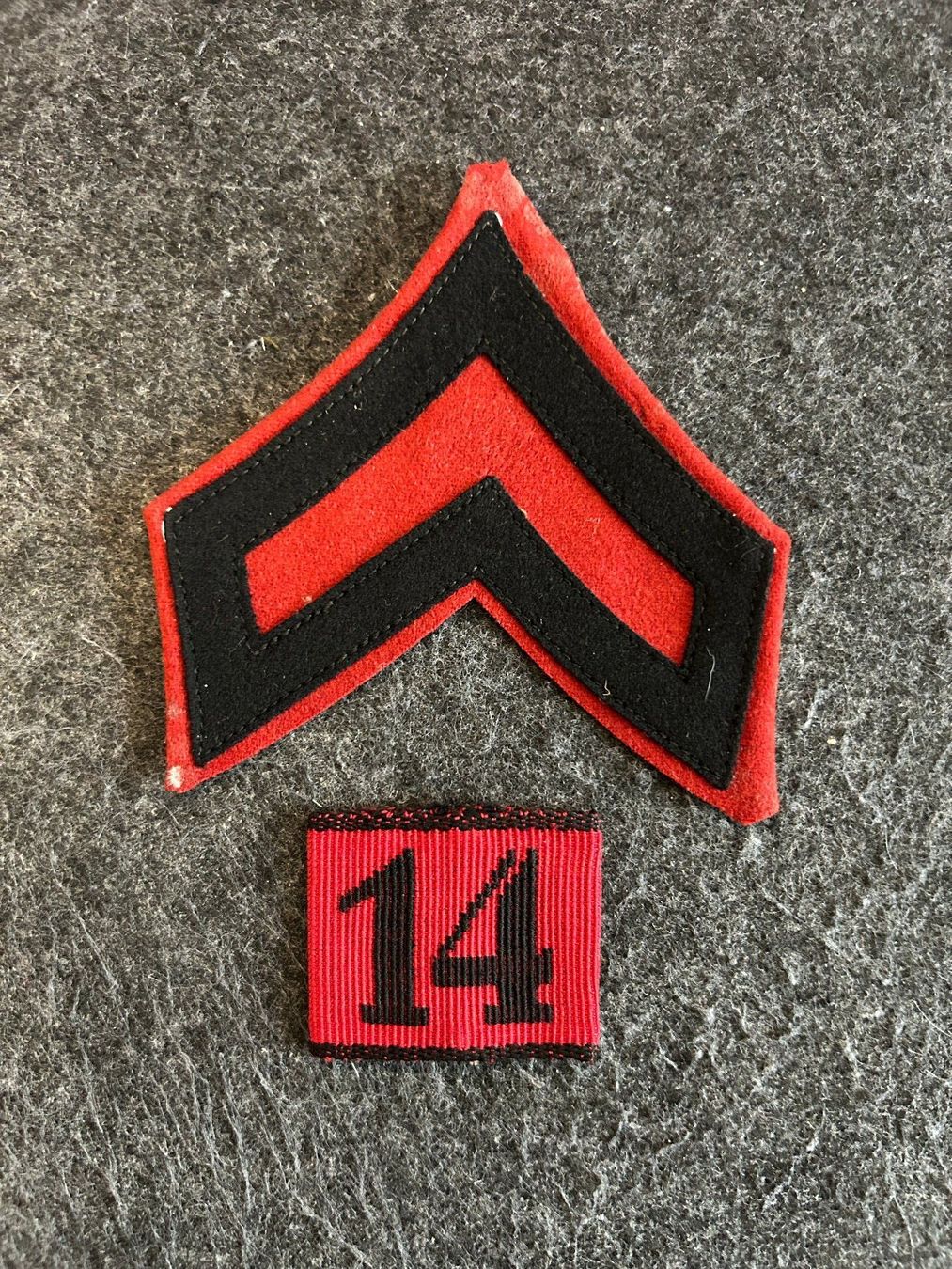 Armée suisse Plaquettes & Badges: Chevron rot mit Achselschlaufe 14 - Schweizer Armee – D'occasion à Berikon par DGC-1995