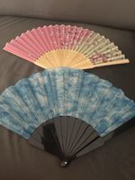 Zwei Handfächer mit Blumenmuster und blauem Design neu