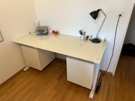 Weisser Schreibtisch mit Glasoberfläche 160x75x75
