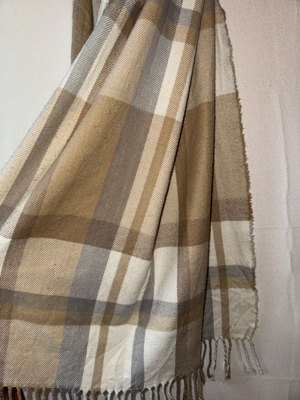 Foulards, Tücher & Schals: Eleganter weicher breiter Schal mit Silberfäden – Gebraucht aus Grosswangen von shoes.bags.and.co 1