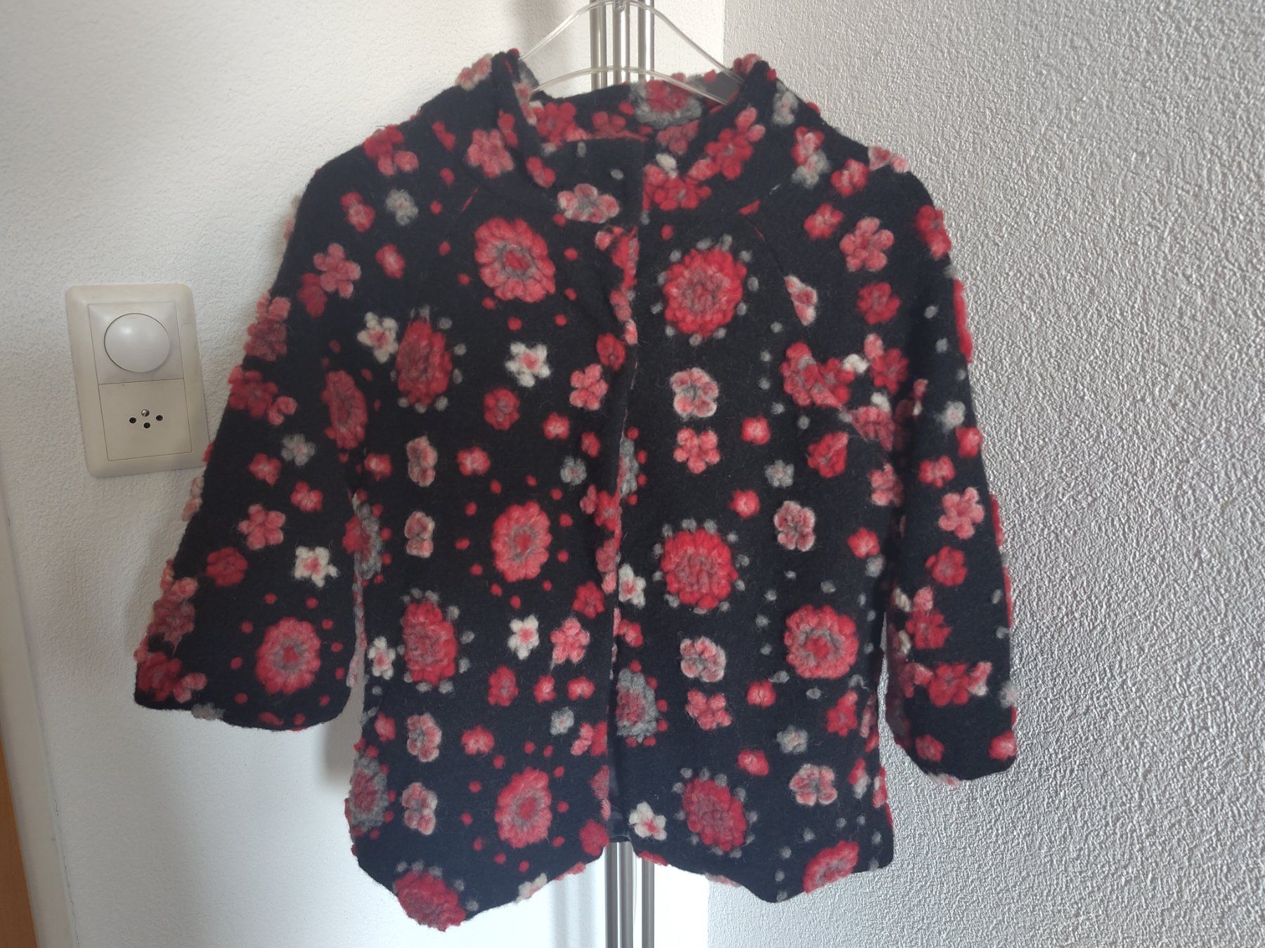 Giacche: Wolljacke mit 3D- Blumen schwarz- rot Gr. S – Usato da Arbon venduto da Franca1979